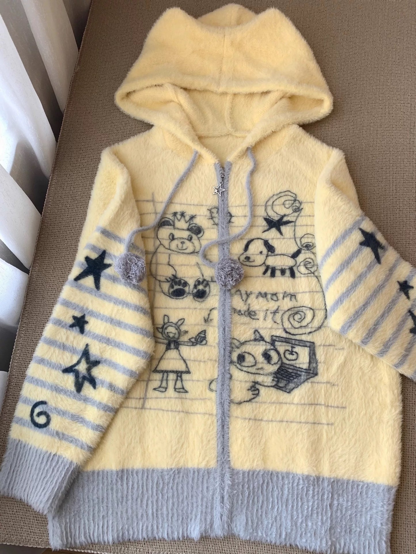 Sweat à capuche avec motif ours par Coko Store